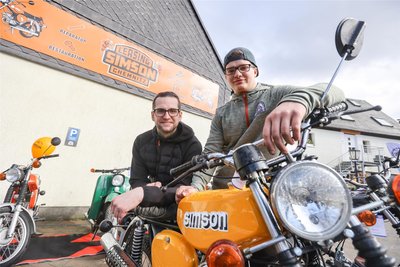 Jakob Wild und sein Mitarbeiter Lukas Kreskowsky vor der Werkstatt ihrer Firma Simson Leasing Chemnitz in Altenhain.