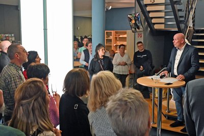 Jürgen Franke, Anstaltsleiter der JVA Chemnitz, berichtet von den kunsttherapeutischen Angeboten.