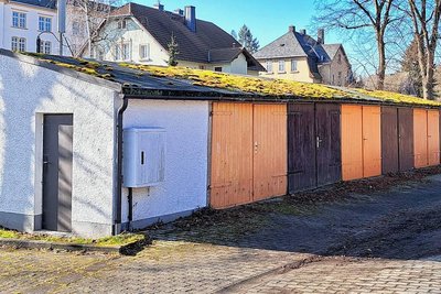 Dieser Garagenkomplex am Rande des Gelenauer Festplatzes soll demnächst abgerissen werden, um Platz zu schaffen für eine Begegnungsstätte.