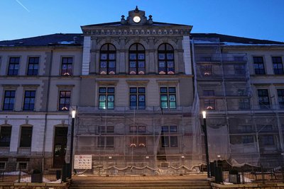 Die Fenster der Stadtschule Schwarzenberg sind zwar reichlich mit Bildern geschmückt, weihnachtlich beleuchtet werden aber nur die Fenster in wenigen ausgewählten Räumen.