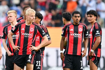 Eintracht Frankfurt muss um die Europapokal-Qualifikation bangen.