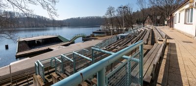 Das Ambiente für den Besuch von Aufführungen des hiesigen Theaters ist zauberhaft: Denn die Zuschauer können nicht nur das Dargebotene auf der einzigen Seebühne Sachsens genießen, sondern auch die Landschaft mit reichlich Grün und dem schimmernden Wasser der Talsperre. Allerdings ist die Zuschauertribüne nicht wetterfest und die Gaststätte in die Jahre gekommen. Das soll sich in absehbarer Zeit ändern. 
