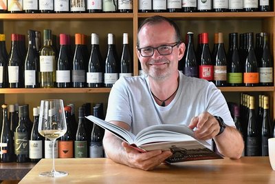 Janek Schumann. Der Weinexperte betreibt in Freiberg die Weinbar Herder Zehn. Nun hat er sein erstes Buch herausgebracht. 