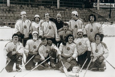 Die Klingenthaler Mannschaft, die April 1979 im Sahnpark Crimmitschau den Aufstieg in die A-Gruppe DDR-Liga schaffte. Rolf Rostock beugt sich zu Torhüter Harald Fuchs.