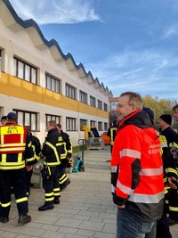 Freibergs Oberbürgermeister Sven Krüger (rechts) beobachtete die Feuerwehrübung und bewertete sie nach deren Abschluss.