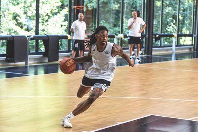 Basketball geht immer: Trotz Jetlag und langer Anreise zeigte Nike Sibande beim ersten Training in Chemnitz am Mittwochvormittag schon vollen Einsatz.