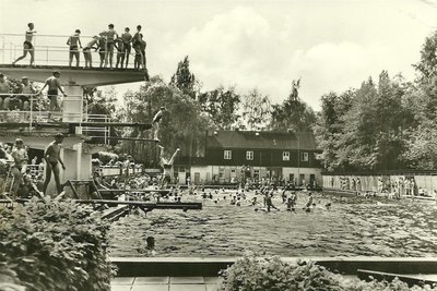 Das Schwarzenberger Stadtbad Ende der 1970er-Jahre – abgebildet auf einer Ansichtskarte des Verlags Bild und Heimat Reichenbach.