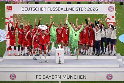 Zum 35. Mal deutscher Meister: Die Bayern feiern im rot-weißen Konfetti-Regen.
