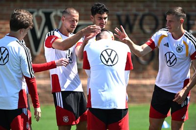 Deniz Undav (M) bekommt beim Kreisspiel von den Kollegen die Ohren geschnippst. 