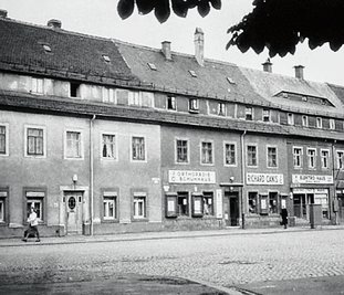 Die sozialistische Umgestaltung der Innenstadt ist ein Thema des Buches. Die alten Häuser am Brühl wichen Plattenbauten. 