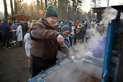 Heiße Gulaschsuppe half gegen die Kälte und den Hunger, ausgereicht von Rigo Meyer.