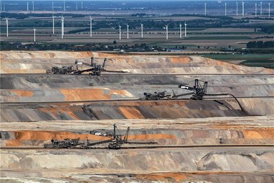 Der Tagebau von Hambach in Nordrhein-Westfalen war einigen Orten der Region bereits bedrohlich nahegerückt. Beispiel: Morschenich. Doch nun soll Schluss sein mit der Kohle, spätestens bis 2038, erklärt die Bundesregierung. Daraufhin gibt der Energiekonzern RWE bekannt, das fast leer gezogene Dorf nicht mehr abbaggern zu wollen. 