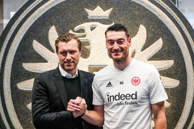 Markus Krösches Wunschtrainer Albert Riera erweist sich als Fehlgriff. (Archivbild