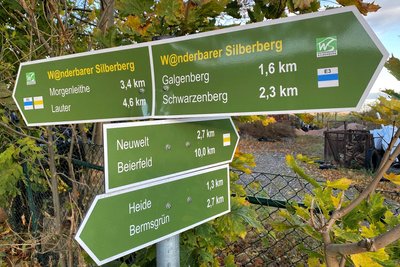 Oberhalb des Stadtteils Heide kreuzen sich am Bockauer Weg einige Wanderwege – guter Ausgangspunkt für Touren.