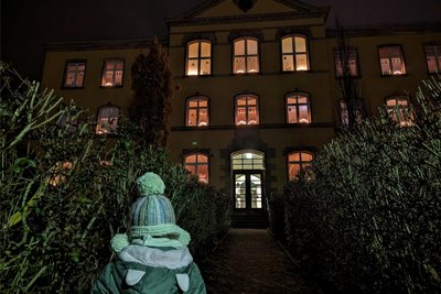 In der Lugauer Grundschule sorgen Schwibbögen auch nach außen für vorweihnachtliche Stimmung.