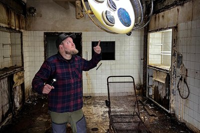 Der Urbexer Cox sucht auch in anderen Bundesländern Lost Places auf. Hier steht er in einer Klinik in Hessen.