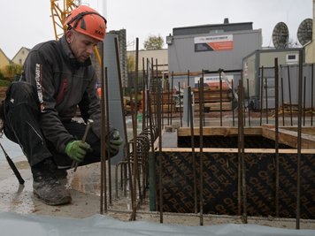 Betonbauer Ben Muhr arbeitet im Bereich Bahnhofstraße 25 in Oelsnitz. Dort baut die Wohnungsbaugesellschaft ein Mehrfamilienhaus. 
