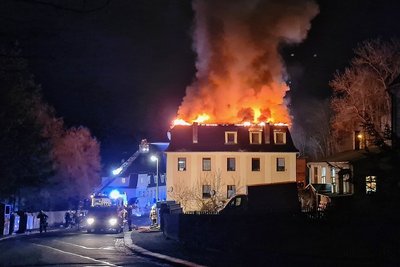 Eine halbe Stunde nach Mitternacht brannte es aus noch ungeklärten Gründen in der Elsterberger Schillerstraße. 17 Menschen verloren ihre Wohnungen. Untergekommen sind sie bei Verwandten.