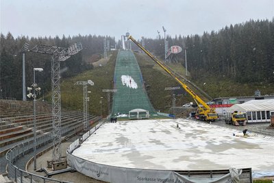 Die Aufbauarbeiten in der Vogtland-Arena laufen. Im Schanzenauslauf wird in dieser Woche die Eisfläche hergestellt. Am Freitag wird hier das erste von drei Spielen stattfinden. Foto: Thorald Meisel