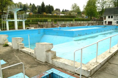 Das Schwarzenberger Stadtbad im Jahr 2004, als es bereits ein Jahr nicht mehr in Betrieb war.