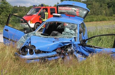 Das Wrack des VW Polo nach der Kollision auf der S 275.