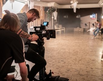 Im Glauchauer Stadttheater, das im Film den Namen "ALP-Theater" trägt, wurde im November 2020 "Der Wolf" gedreht. 