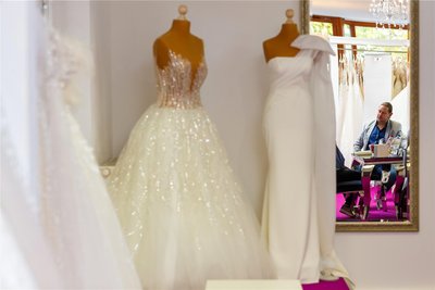 Lieber Prinzessin oder Fit-n'-Flare? Das sollte die Braut am besten vorher wissen. Foto: Mark Frost