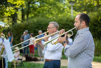 Für ein Novum sorgten die Chefs von Theaterorchester und Vogtlandkonservatorium: Leo Siberski (rechts) und Konservatorium-Chef Jörg Leitz. Sie musizierten zum ersten Mal zusammen - in einer Bläsergruppe.