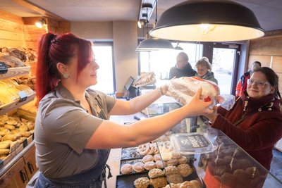 Die Brot-Piraten bieten insgesamt neun verschiedene Stollen-Sorten an – darunter auch Nougat. Von dieser Variation übergibt Verkäuferin Luise Mildner zwei Stück an Franziska Haustein aus Ehrenfriedersdorf hat, die aber auch schon zwei Dubai-Stollen nachbestellt hat.