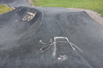 Insgesamt 67 Graffiti wurden an der BMX-Strecke am Spielplatz in Niederschlema festgestellt.