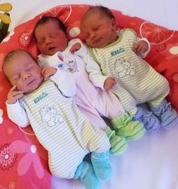 Oskar Emil (v. l.), Lea und Tim sind am 22. Februar 2022 auf die Welt gekommen. 