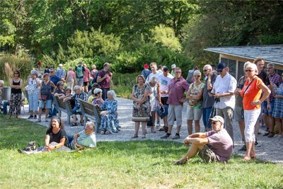 Viele Besucher hörten sich die Darbietungen bei herrlichem Wetter an.