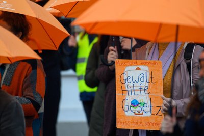 Am Internationalen Tag gegen Gewalt an Frauen finden jährlich Aktionen statt. Die orangen Regenschirme sollen dabei den Schutz von Frauen vor Gewalt symbolisieren.