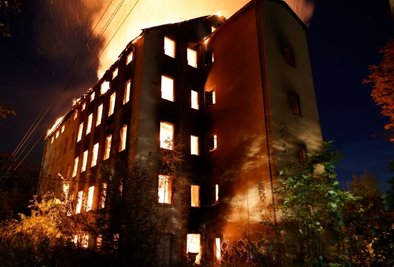 Ein Feuer hat die seit langem brachliegende frühere Hoffmannsche Spinnerei in Wittgensdorf in der Nacht zum Mittwoch zerstört.