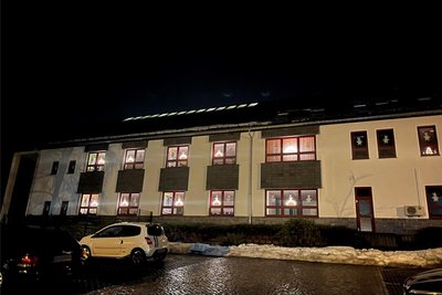 Auch die Grundschule in Thum präsentiert sich gut beleuchtet. Die unteren Fenster in den Klassenräumen bleiben dabei frei.