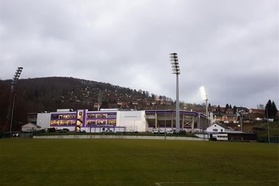 Blick von außen auf das Erzgebirgsstadion in Aue: Hier trifft der FCE am Dienstagabend auf Energie Cottbus.