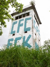 Der Heinersgrüner Grenzturm vor der Sanierung. 