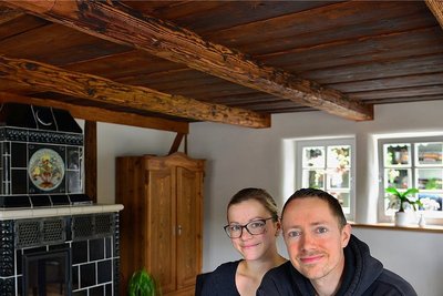 Juni 2020: Simone und Tony Wagner im Erdgeschoss mit Kachelofen.