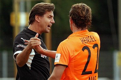 Teammanager Heiko Weber (links) und Torschütze Marc Hensel bejubeln am 24. August 2008 den Auer Führungstreffer beim Drittligaspiel in Bremen. Am Ende siegte allerdings Werder II mit 4:2. 