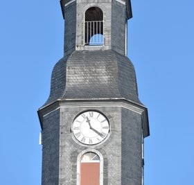 Die Zeiger der Kirchturmuhr Brand-Erbisdorf laufen wieder.