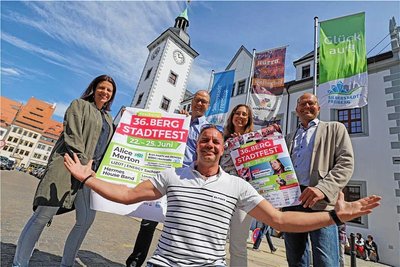 Daniel Pavel von Hitradio RTL und Antenne Sachsen (vorn), Susann Forberg von Radio PSR, Energy Sachsen und RSA,David Bojack und Anja Fiedler von der Stadt Freiberg und Frank Rehagel vom Freiberger Brauhaus (stehend v.l.) laden zum 36. Bergstadtfest ein. 