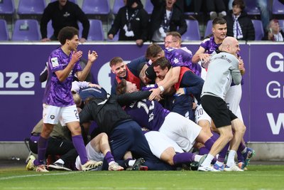Die gesamte Mannschaft sprang auf den Siegtorschützen Erik Weinhauer.