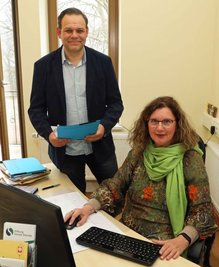 Karsten Brückner und Sabine Löhmer arbeiten im Integrationsbüro am Johannisplatz in Werdau bei der Betreuung von Migranten Hand in Hand. 