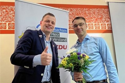 Andreas Schramm, Vorsitzender des CDU-Stadtverbandes, gratulierte Oliver Gerstner (v. l.) nach dessen einstimmiger Wahl zum Kandidaten um den Posten des Bürgermeisters von Frankenberg. 
