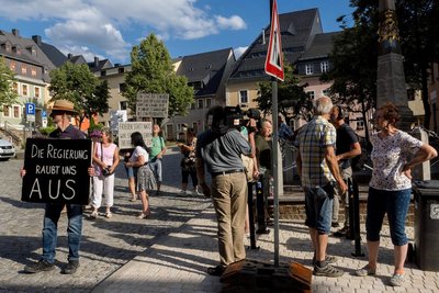 Rund 15 Menschen hatten sich am Wolkensteiner Markt eingefunden, um gegen die aktuelle Politik zu demonstrieren.