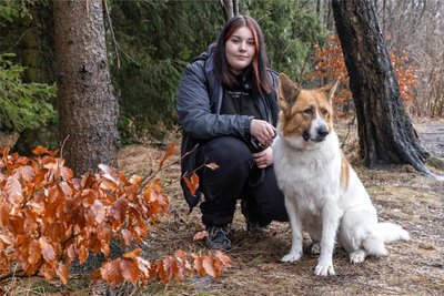 Fibi – im Bild mit Lilly Nestler – wird auch schon seit einigen Jahren im Tierheim „Neu-Amerika“ betreut. Nachdem sie schon einmal vermittelt war, hatte sie Pech.