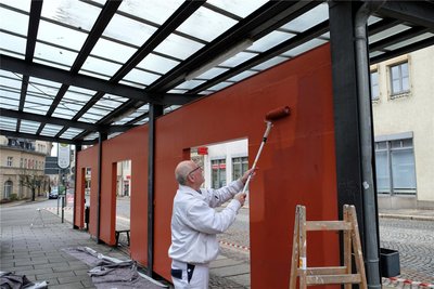 Steffen Günther von der Malerfirma Trampel bei letzten Arbeiten an der Bushaltestelle.