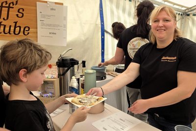 William freut sich über einen Nutella-Crêpes von der Vorsitzenden des Schulfördervereins.