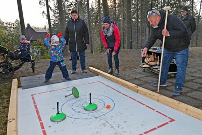 Der dreijährige Malte Baldauf wagte als einer der ersten und jüngsten Besucher einen Wurf auf der mobilen Eisstock-Anlage.
