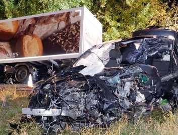 Der zertrümmerte BMW an der Unfallstelle. 